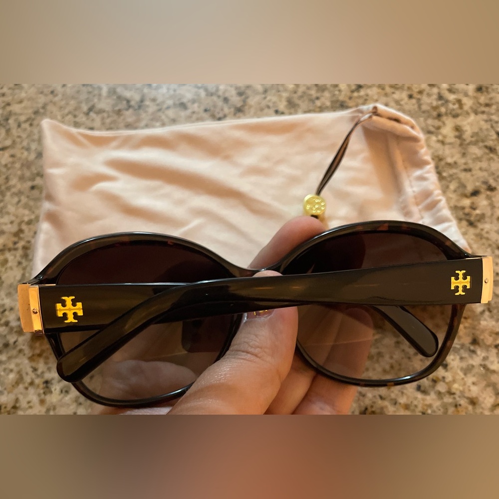 Tory Burch Women’s Oversized Sunglasses in Dark Brown includes Tory dust bag - Picture 2 of 2